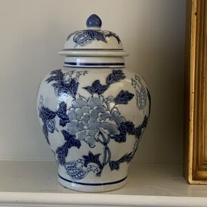 Chinoiserie blue white ginger jar vase with lid New tradition ceramic home decor
